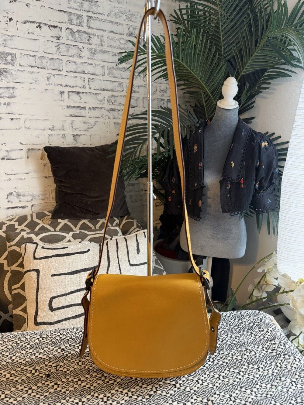 Coach 1941 Saddle 23 Crossbody In Glove Tanned Leather. Yellow. 20115